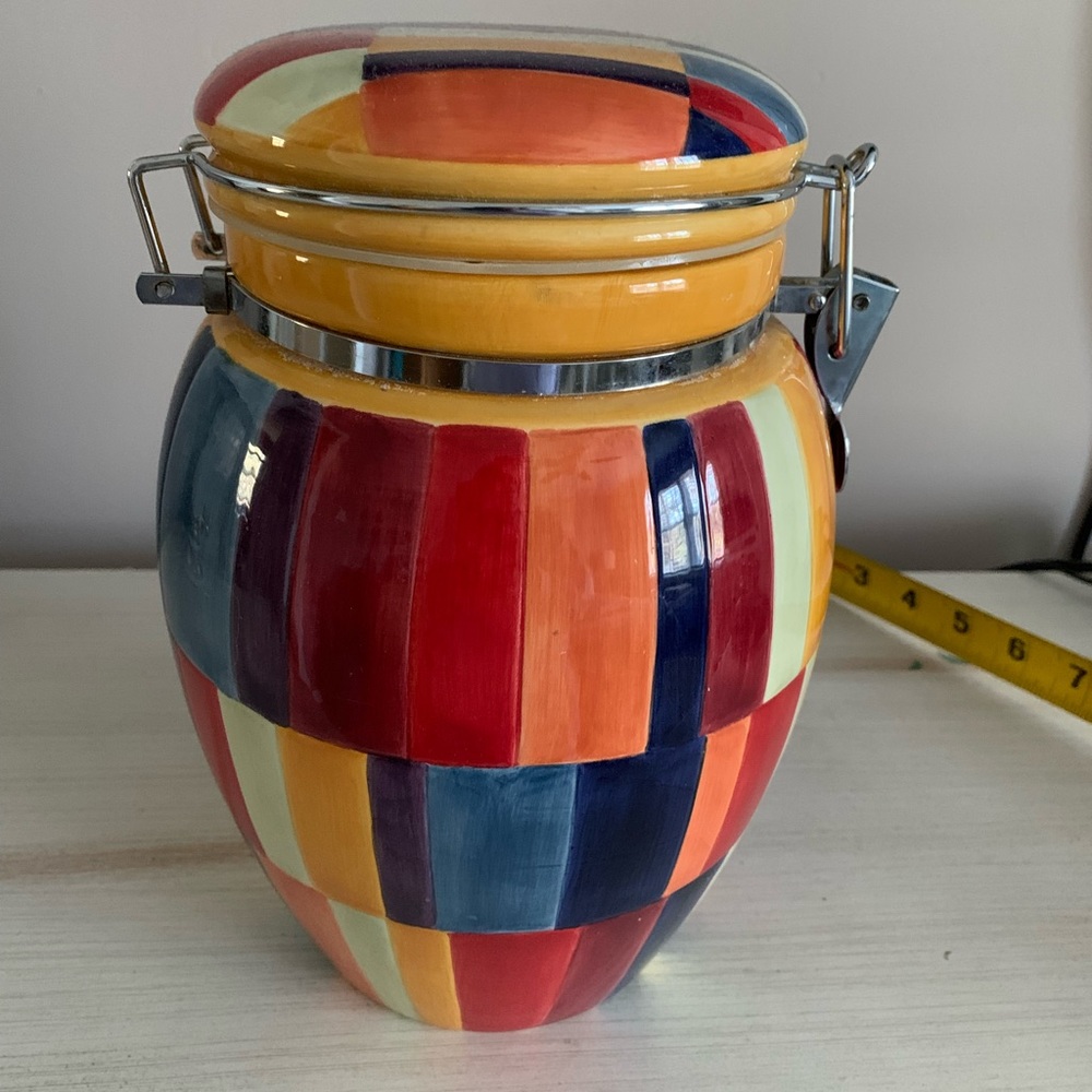 Biscuit jar